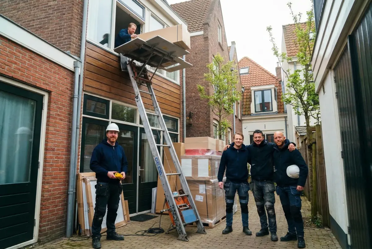 GEDA-lift op binnenplaats in Dordrecht centrum