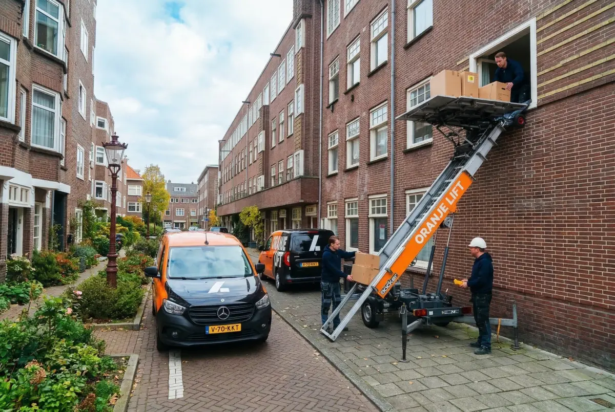 Aanhangerlift geplaatst in smalle havenstraat Stadsdriehoek Dordrecht