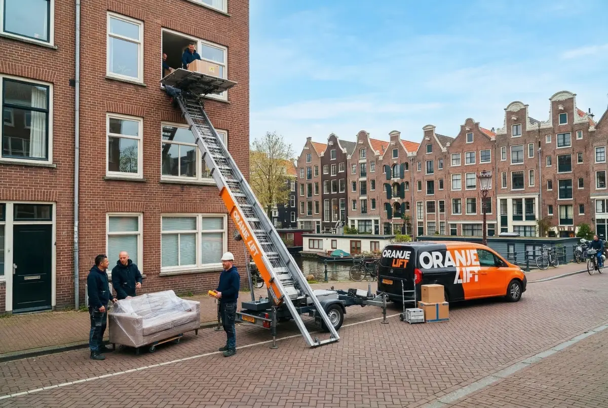 Verhuislift wordt geplaatst bij flat in Crabbehof, Dordrecht